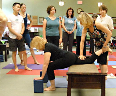 Jenny Otto teaching modified lunge at a yoga therapy workshop