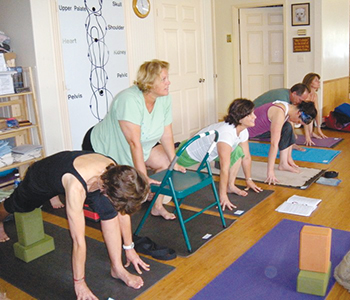 Jenny Otto teaches block lunges at yoga workshop